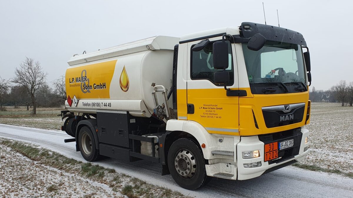 Tanklastwagen der Firma L.P. Maier & Sohn GmbH auf schneebedeckter Straße