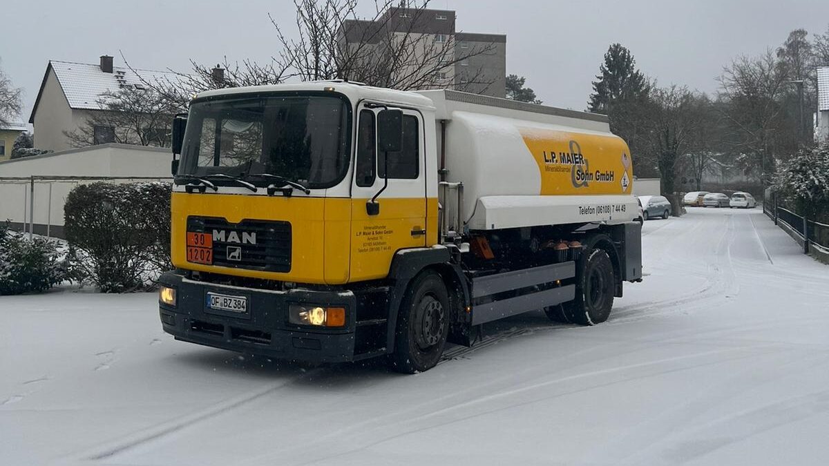 Tanklastwagen der Firma L.P. Maier & Sohn steht auf schneebedeckter Straße in Wohngegend